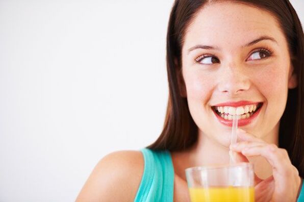 Satisfeita com os resultados da dieta de bebida, menina