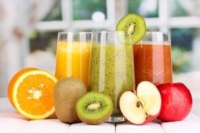Sucos espremidos na hora de vegetais, frutas ou bagas no menu da dieta alimentar