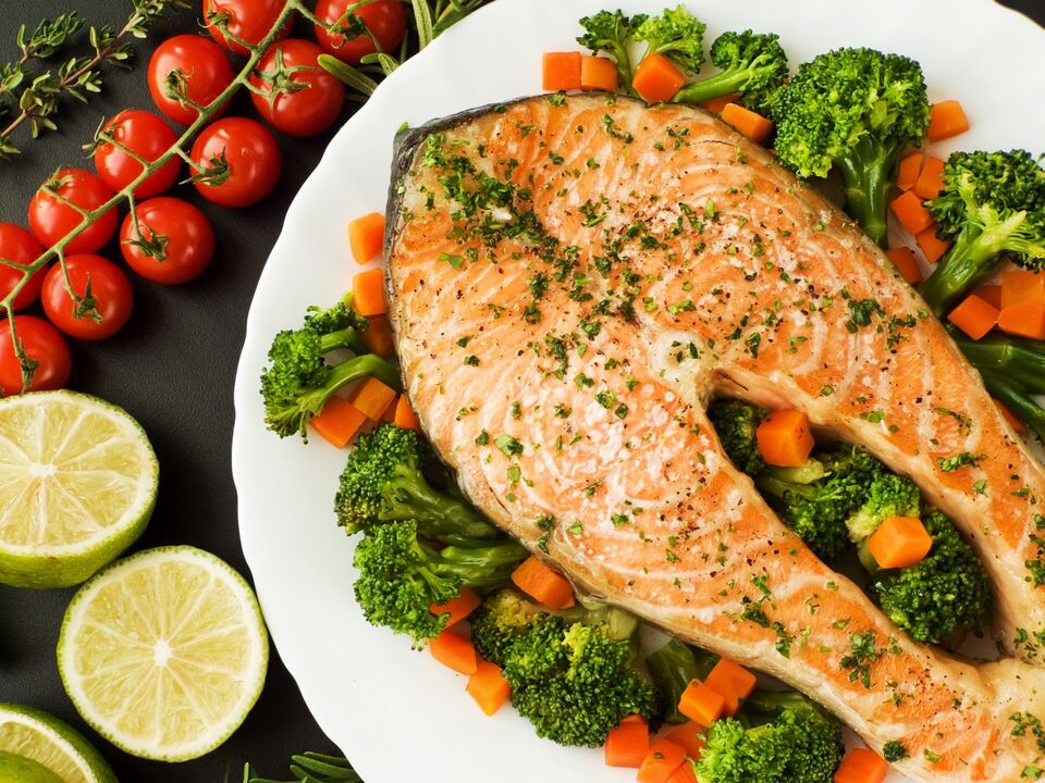 Peixe assado com vegetais é uma ótima opção de almoço para perder peso