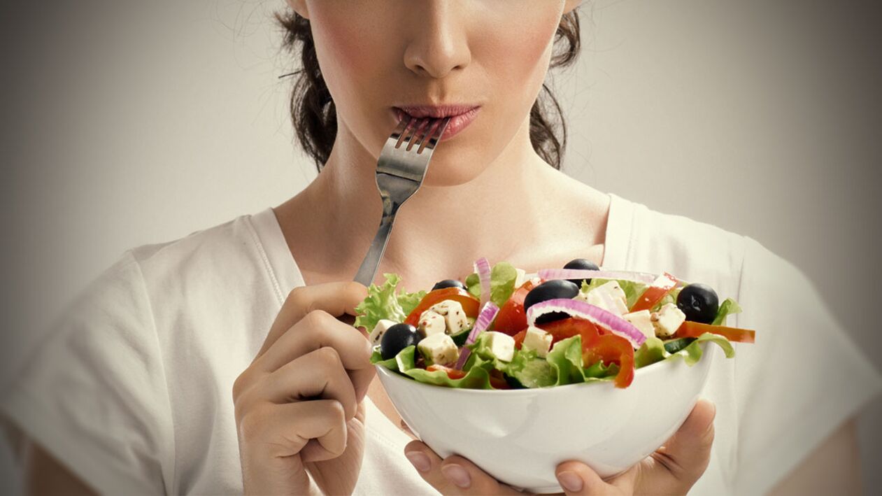 Salada de legumes na dieta de uma garota emagrecedora