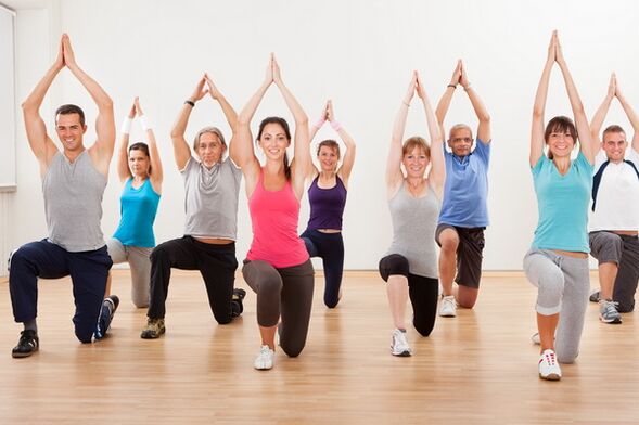 A ioga clássica para iniciantes é melhor dominada em aulas em grupo