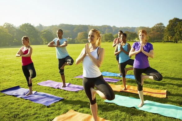 Aulas de yoga com o objetivo de perder peso e melhorar a saúde de todo o corpo
