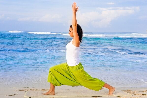 Guerreiro asana em ioga para alongamento eficaz dos músculos dos ombros e abdômen