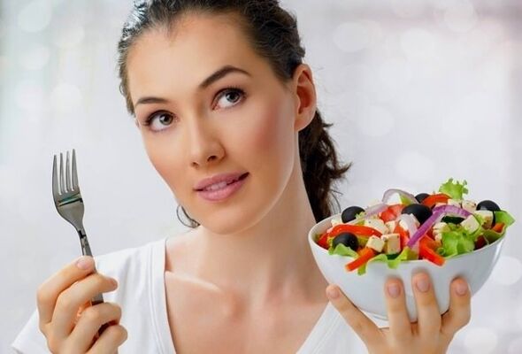 Garota com salada na mão